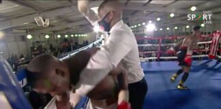 Simiso Buthelezi bỗng dưng mất phương hướng trước khi bị xử thua knockout.